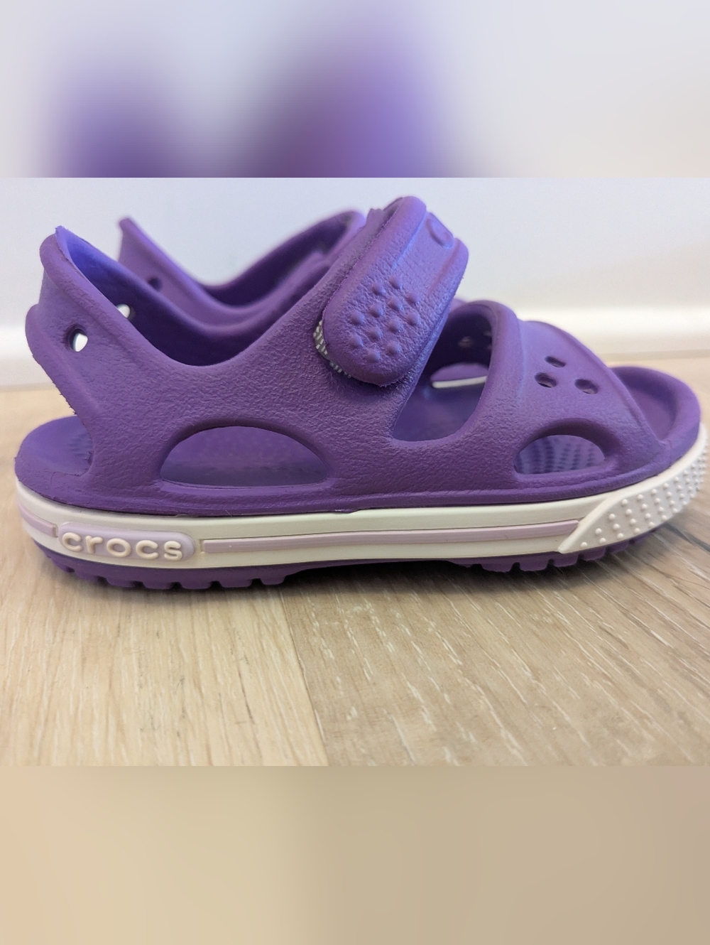 🐊 CROCS Girl's Purple Strap Sandals w/ White Sole & Velcro Closure; C4 or 4T - Picture 3 of 10